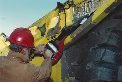 BOSS Hydraulic Spreader straightening   Heavy Equipment fort Damage RepairPicture